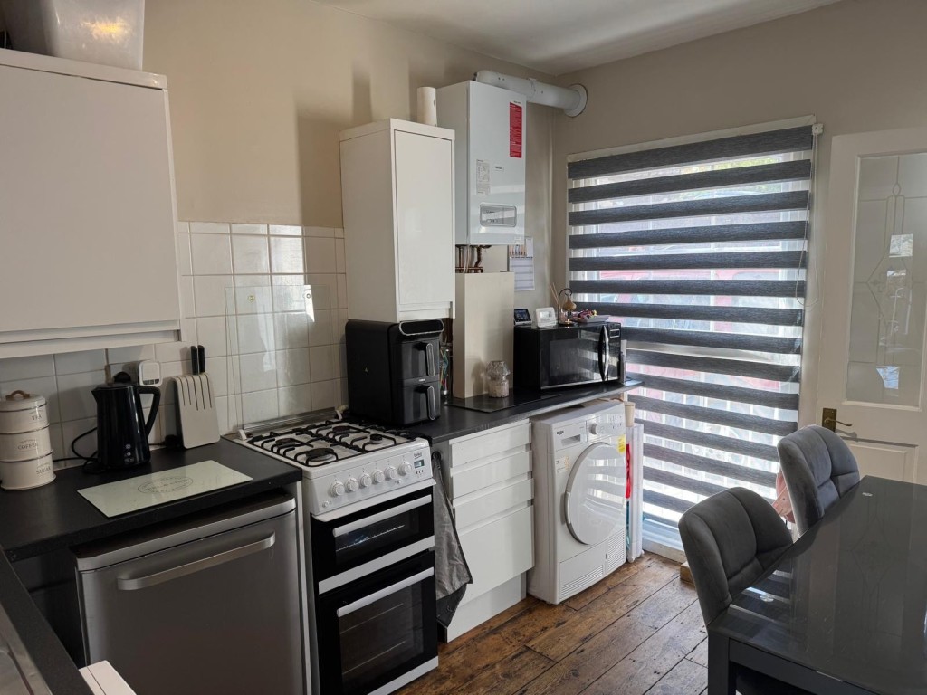 Lot: 60 - THREE-BEDROOM COTTAGE FOR INVESTMENT OR OCCUPATION - Kitchen